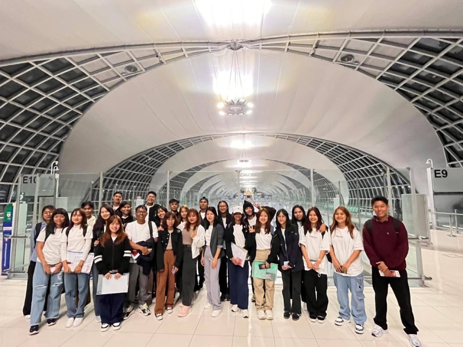 空港ターミナルでの集合写真